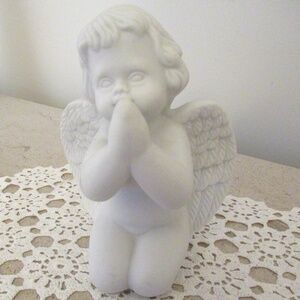 Ceramic praying angel/cherub